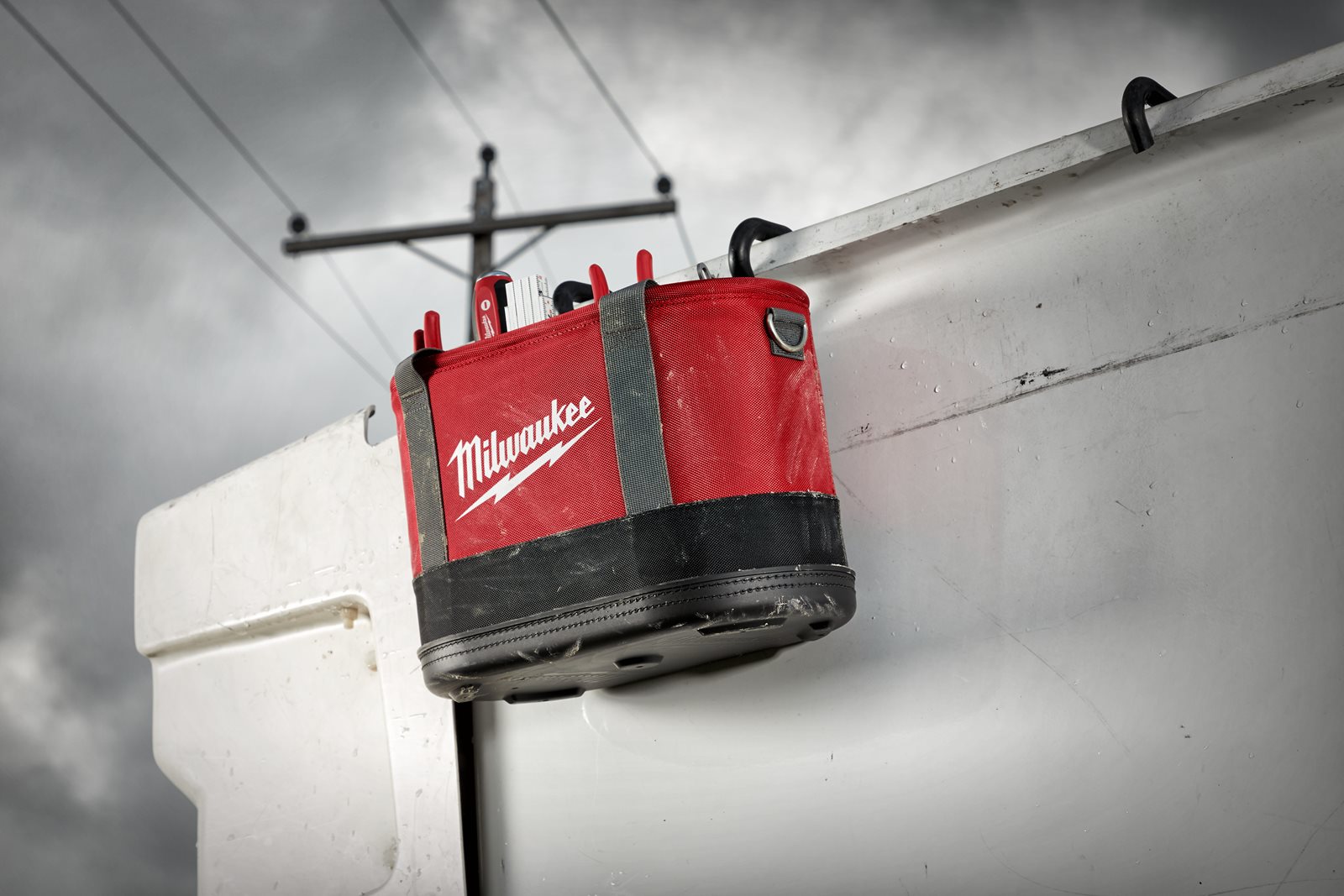 Geantă scule lucrători linii electrice aeriene de înaltă tensiune Milwaukee - in utilizare 1