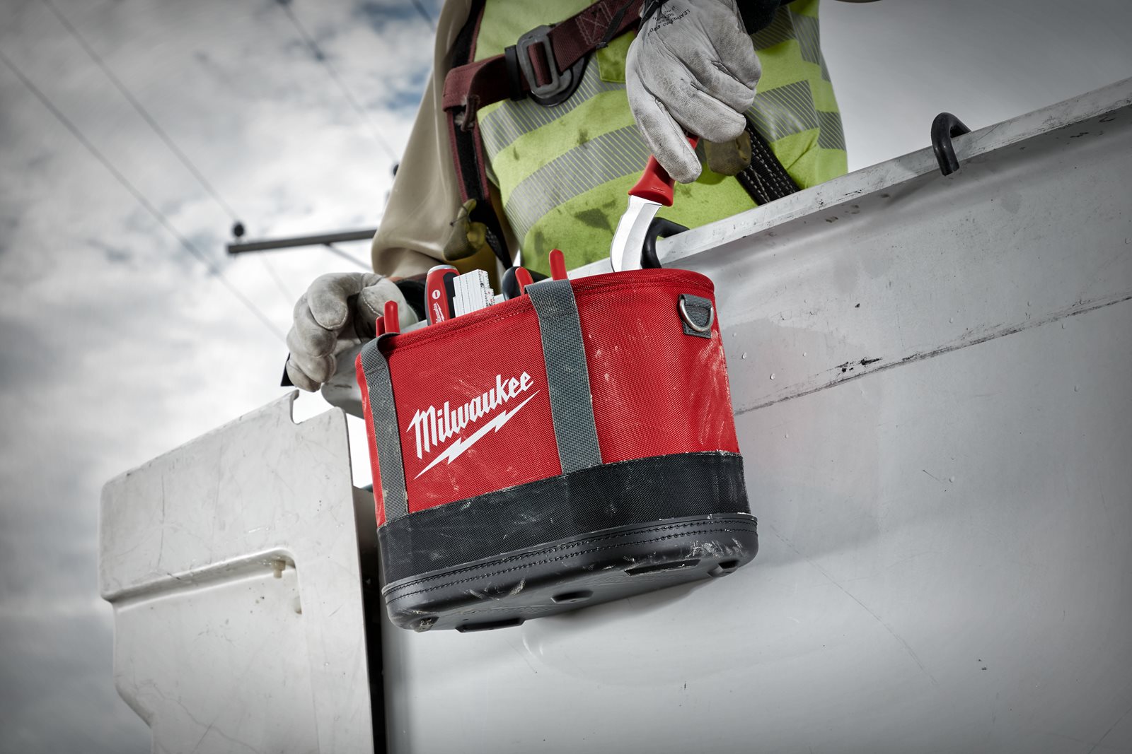Geantă scule lucrători linii electrice aeriene de înaltă tensiune Milwaukee - in utilizare 2