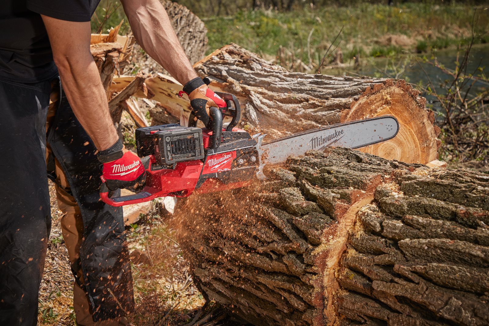 Lanțuri pentru fierăstrău 40 cm 3/8 " 1.1mm Milwaukee - in utilizare 2