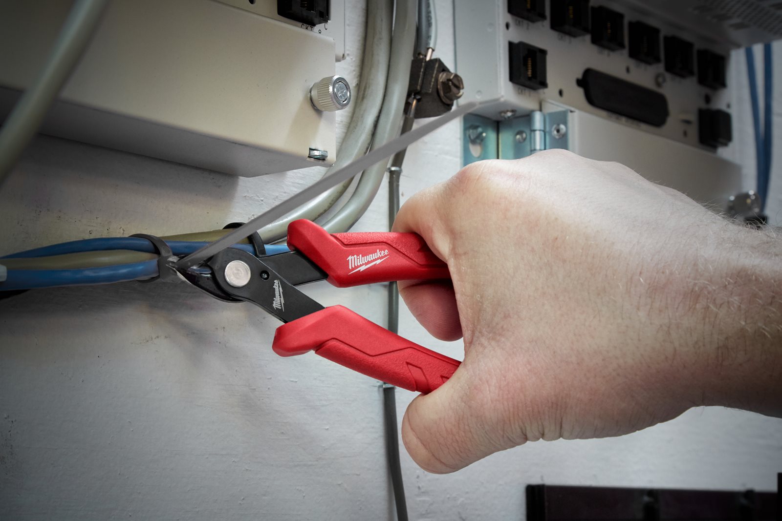 Mini clește electrician Milwaukee - in utilizare 1