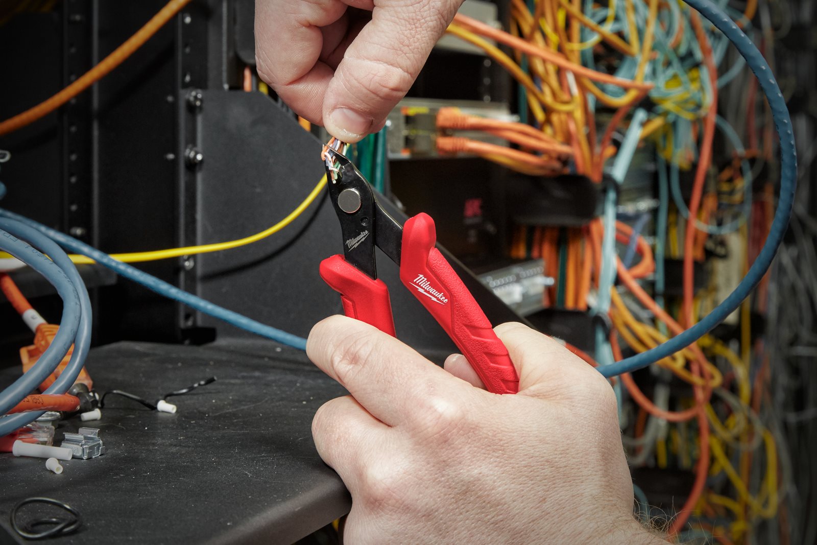Mini clește electrician Milwaukee - in utilizare 2