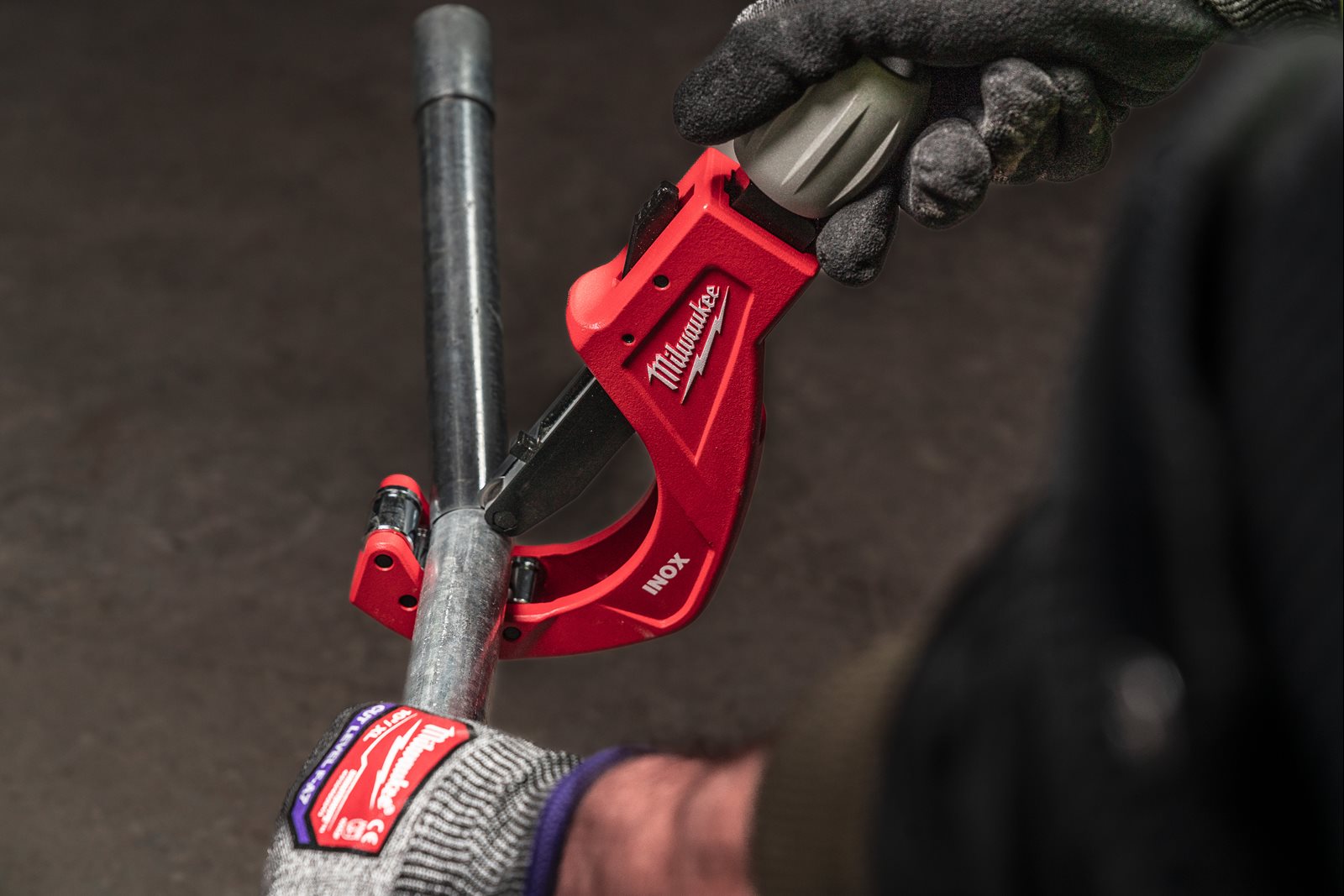 Cutter cu role pentru țevi din inox 29mm Milwaukee - in utilizare 1