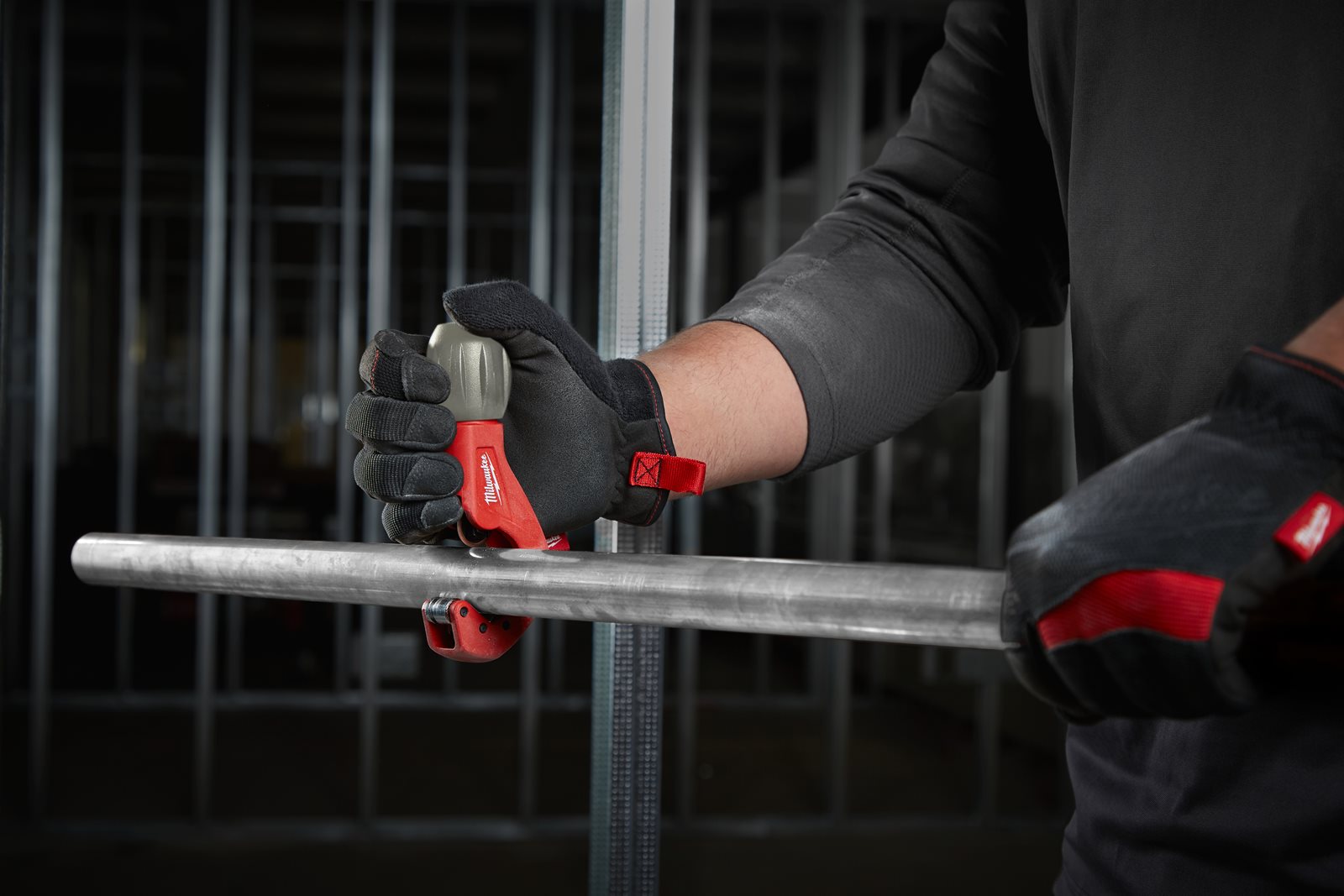 Cutter cu role pentru țevi din inox 29mm Milwaukee - in utilizare 2