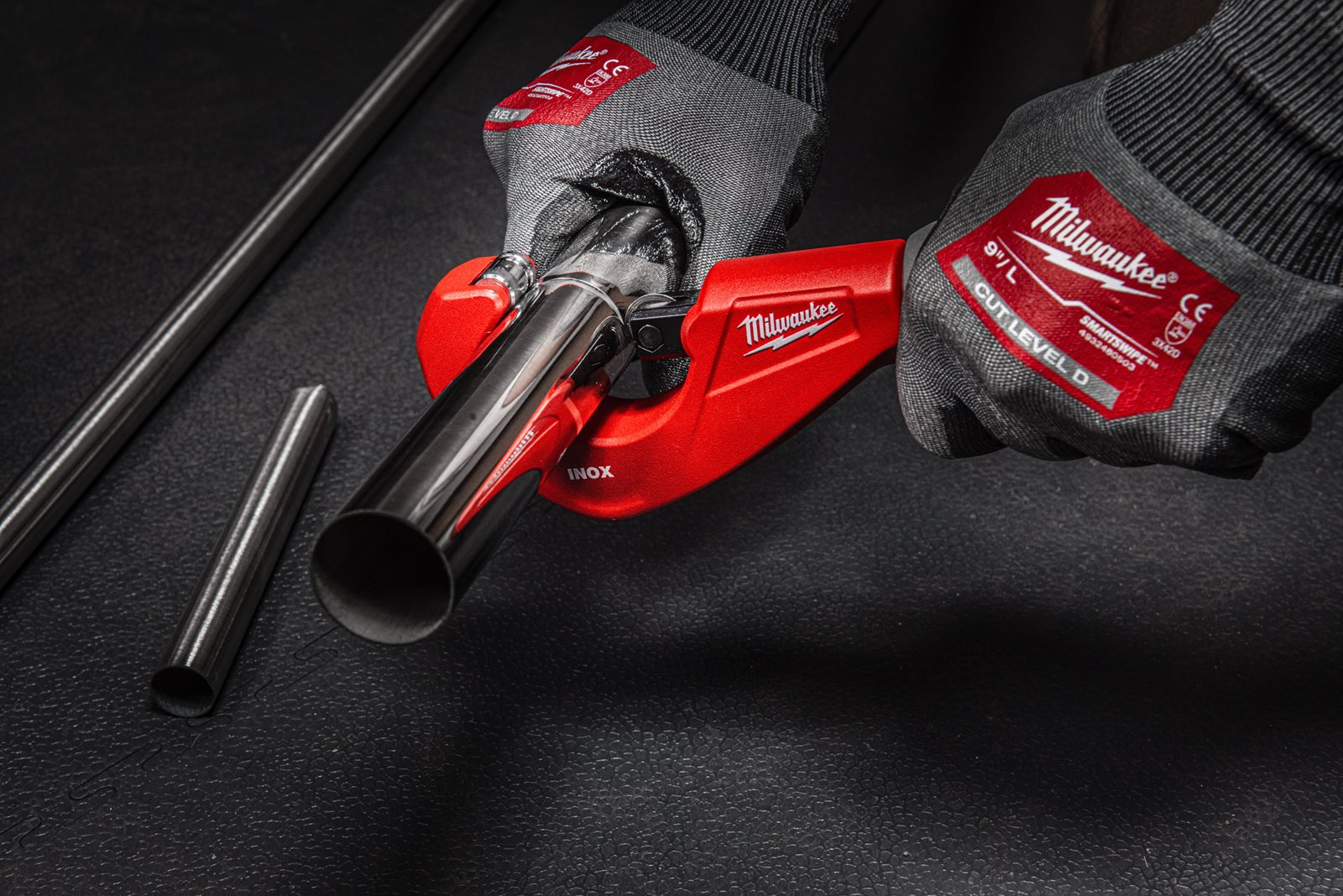 Cutter cu role pentru țevi din inox 29mm Milwaukee - in utilizare 3