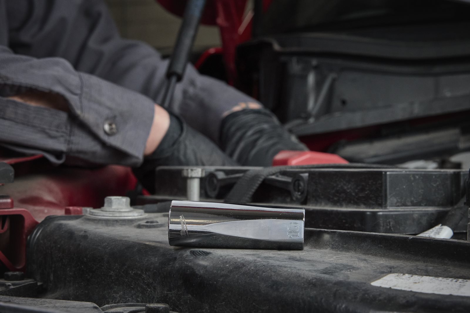 Cheie tubulară lungă 1/2" metrică, 12 puncte 13 buc Milwaukee - in utilizare 1