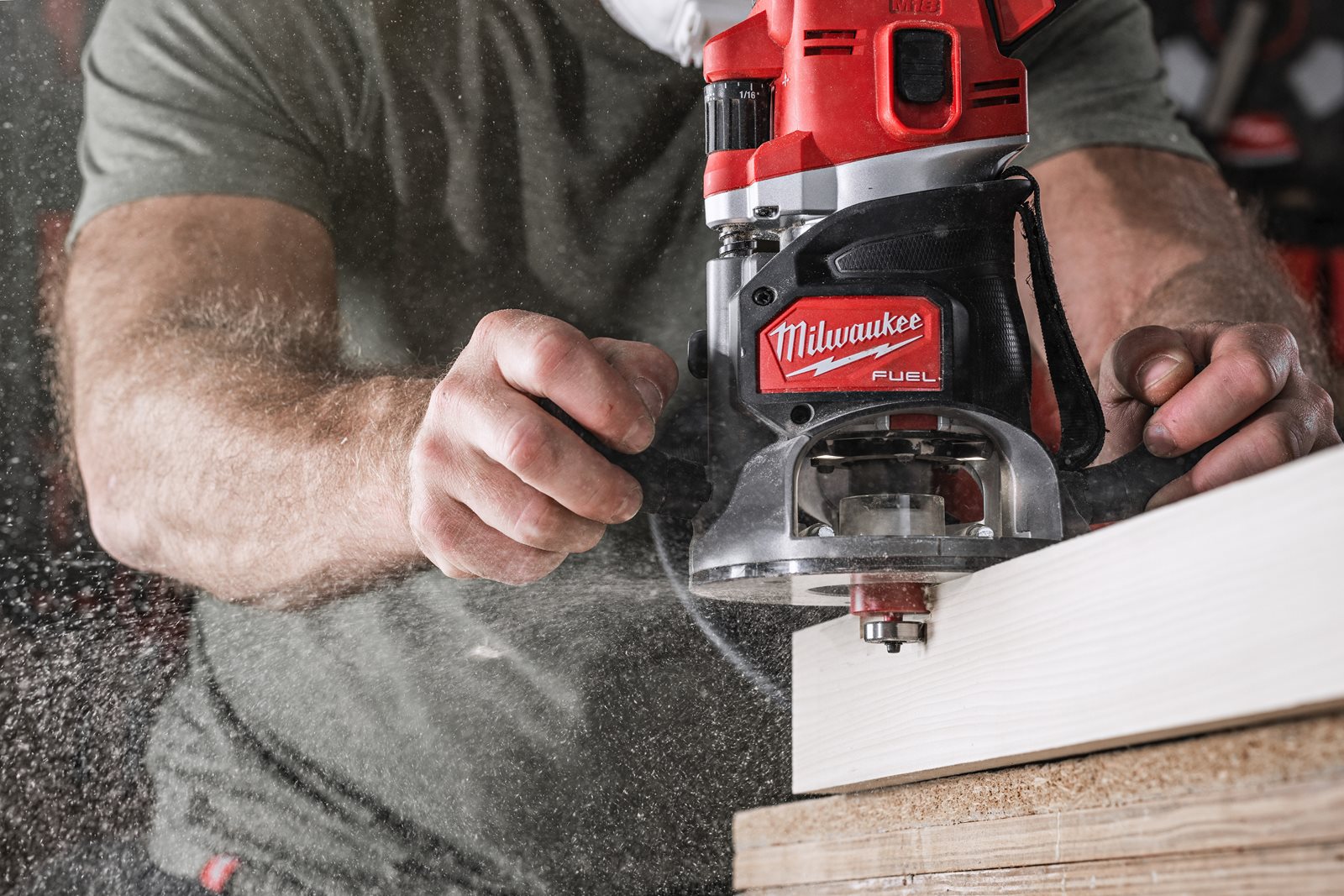 Freze pentru caneluri și fălțuire 9.5mm Milwaukee 4932500997 - in utilizare 1