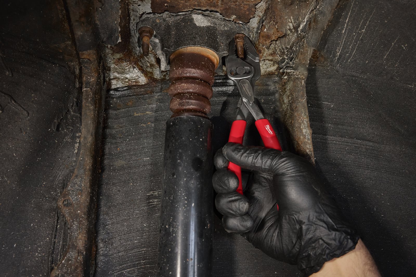 Clește cu articulație reglabilă 200mm Milwaukee - in utilizare 1