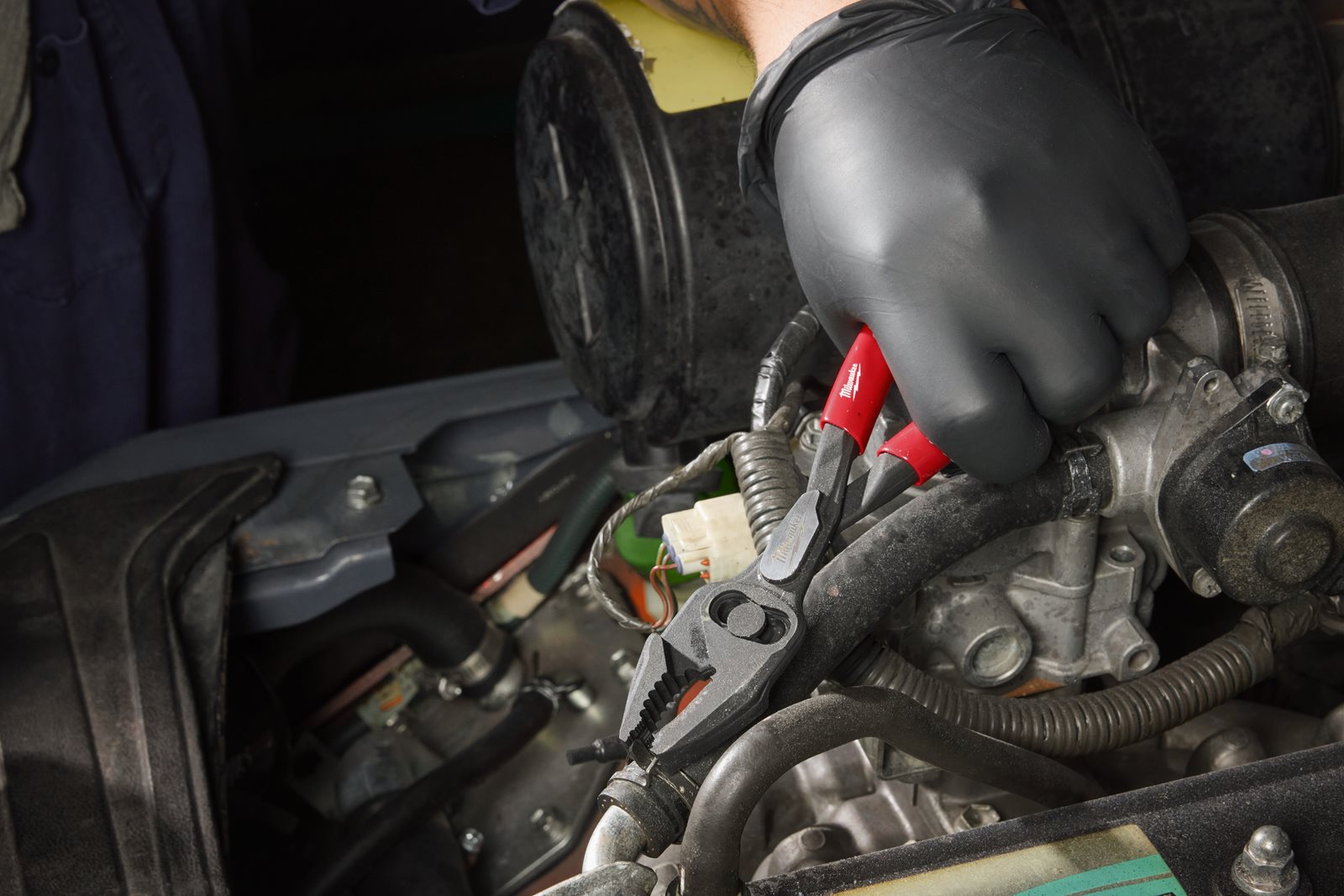Clește cu articulație reglabilă 200mm Milwaukee - in utilizare 2