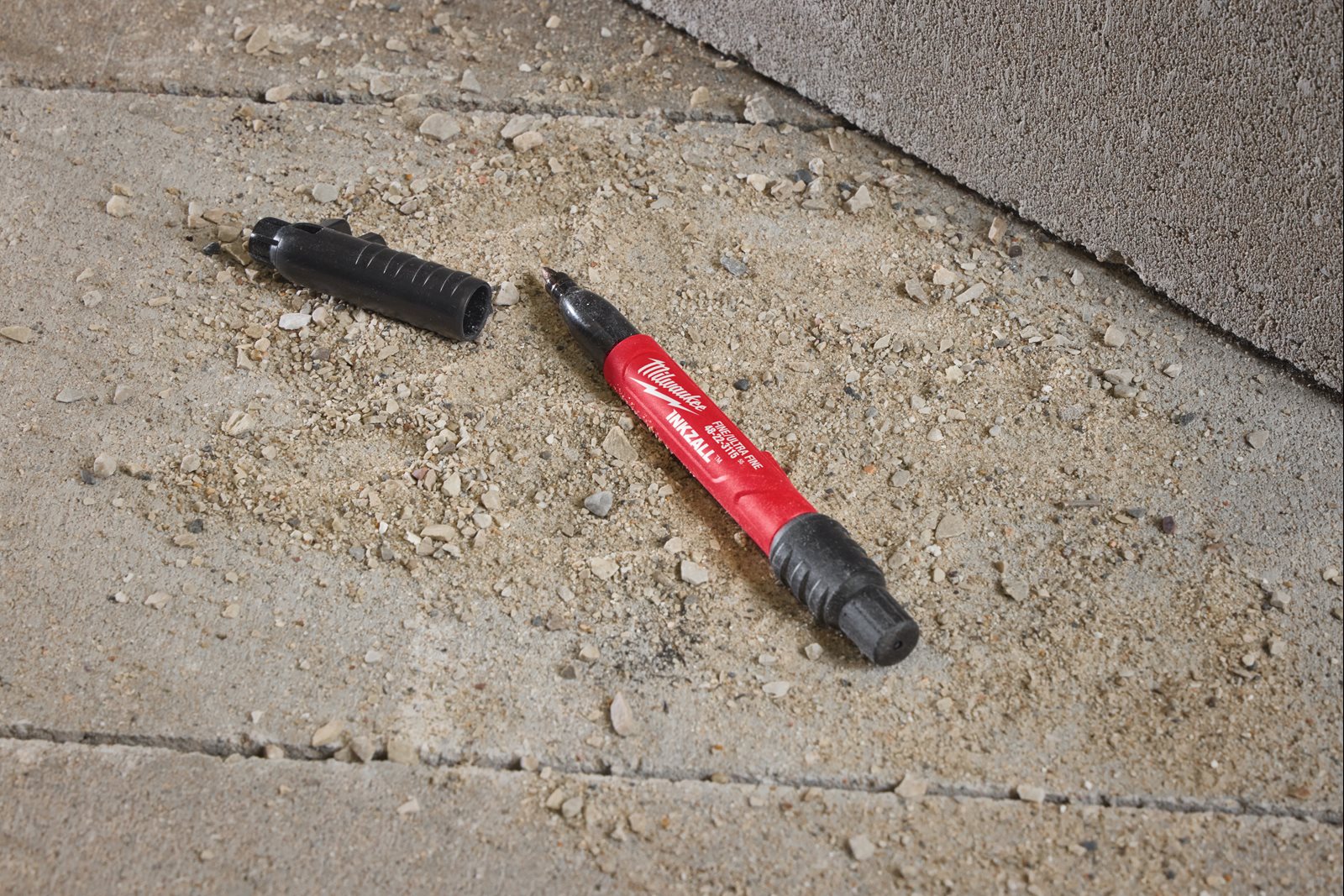 Marker INKZALL cu două capete Milwaukee 4932501154 - in utilizare 1