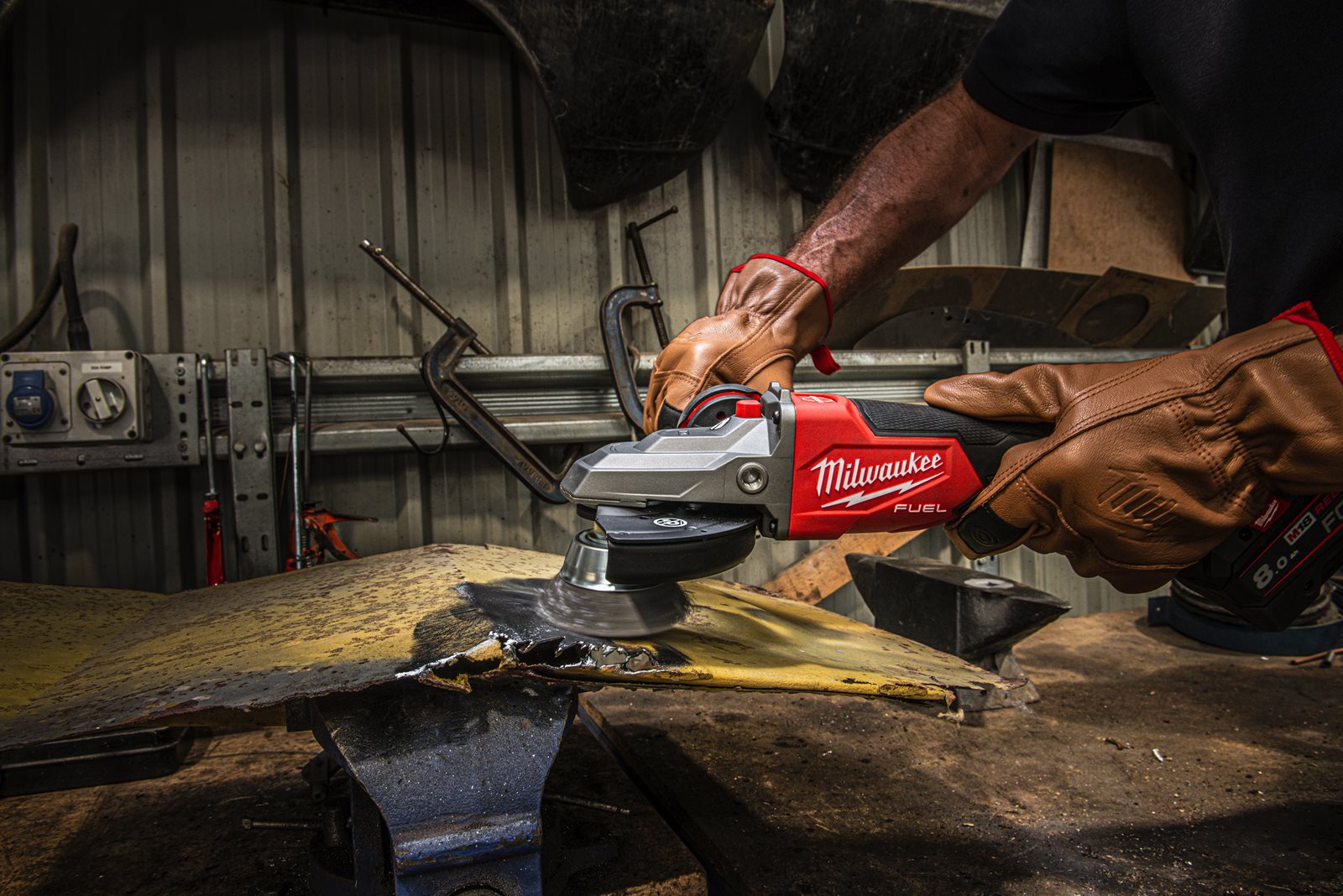 Perie ondulată tip cupă pentru polizor drept mic 65mm 0.35mm Milwaukee 4932501750 - in utilizare 1