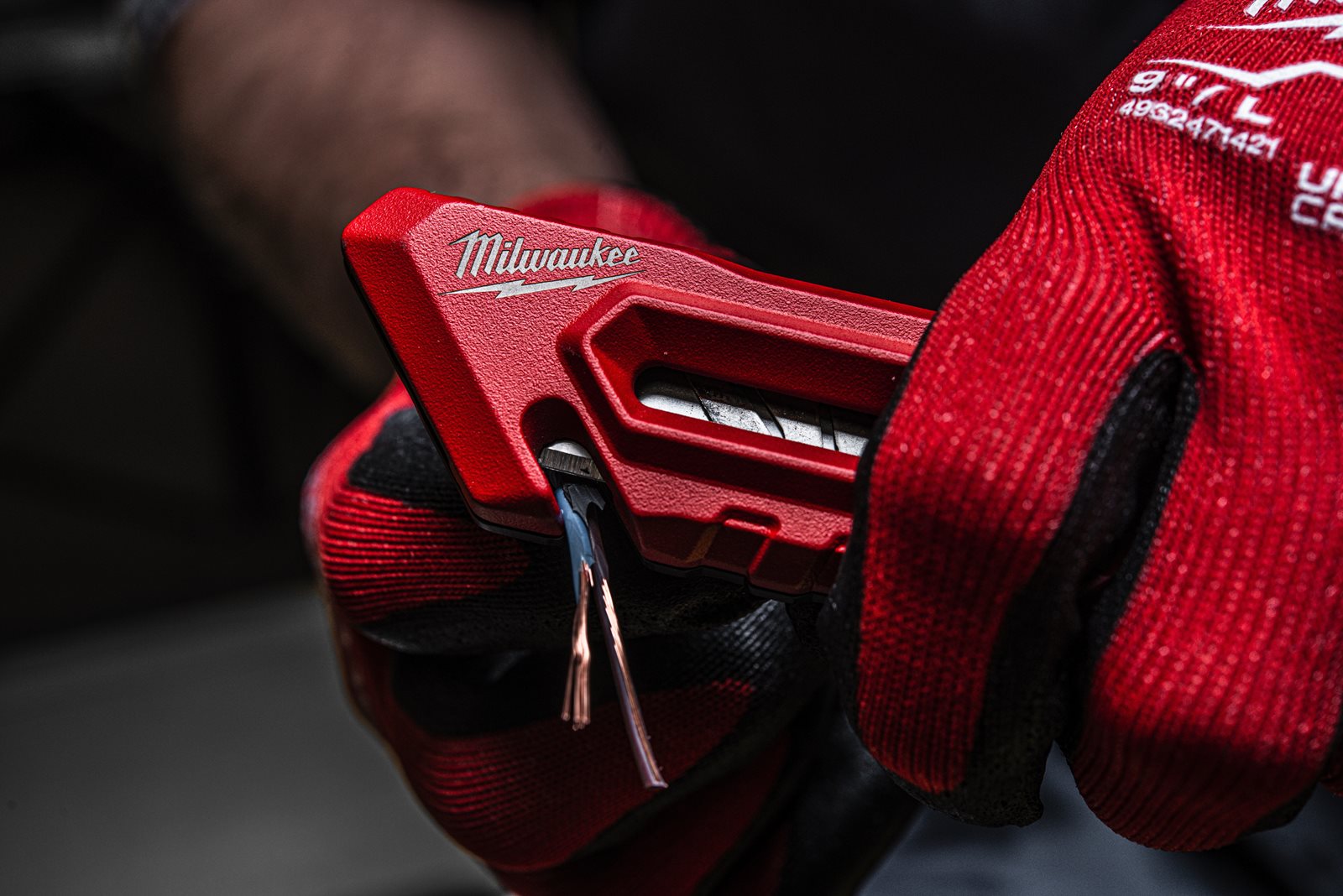 Cuțit multifuncțional compact Milwaukee - in utilizare 2