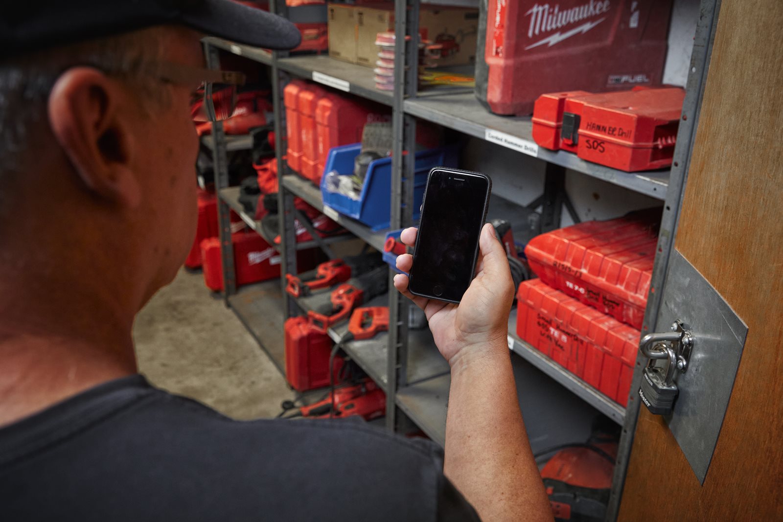 Modul de urmărire BTT MILWAUKEE ONE-KEY Bluetooth Milwaukee BTT-1 - in utilizare 2