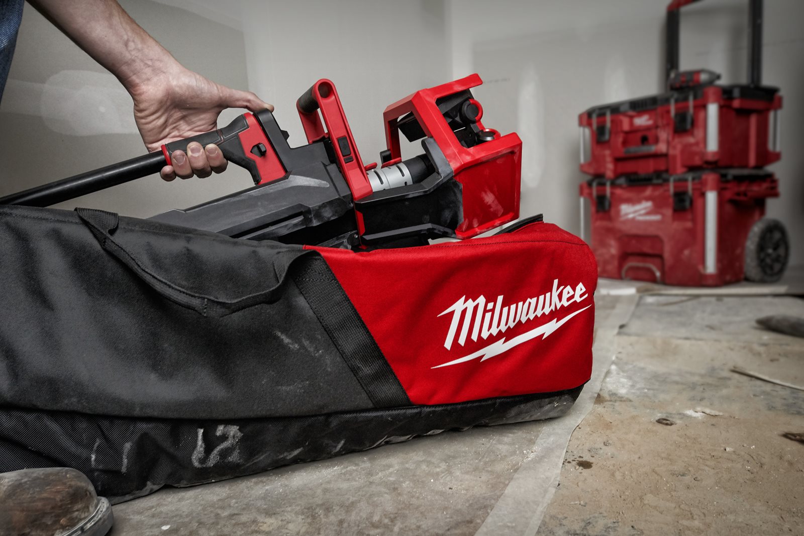 Geantă pentru turn iluminat M18 Milwaukee M18 TOWER LIGHT BAG - in utilizare 2