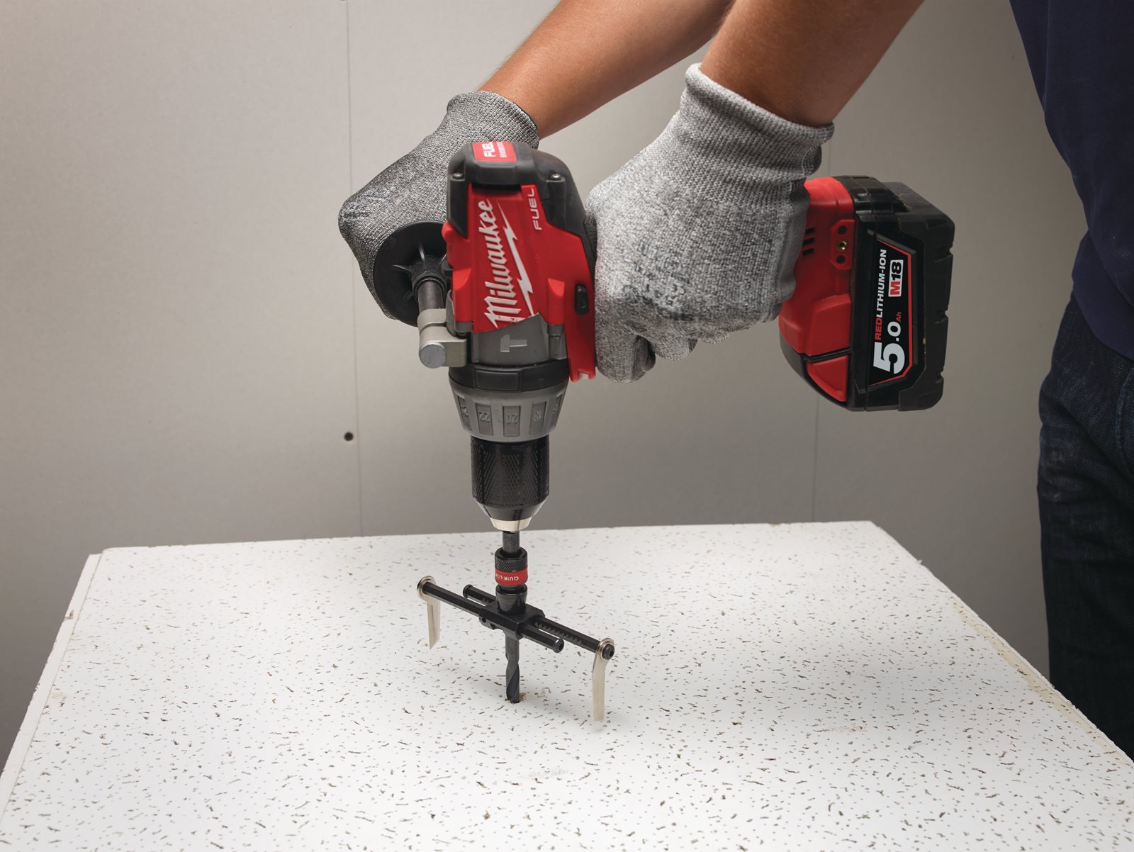 Dispozitiv de găurire ajustabil Milwaukee 49560260 - in utilizare 1