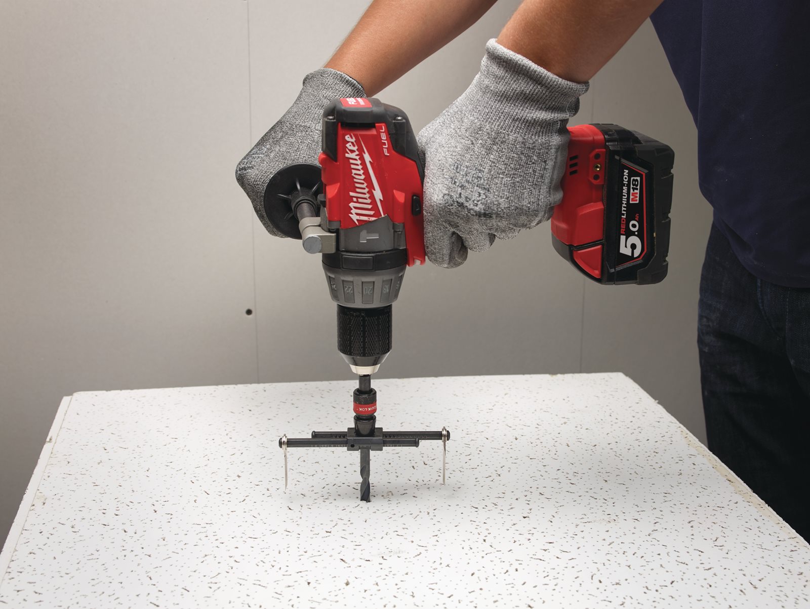 Dispozitiv de găurire ajustabil Milwaukee 49560260 - in utilizare 2