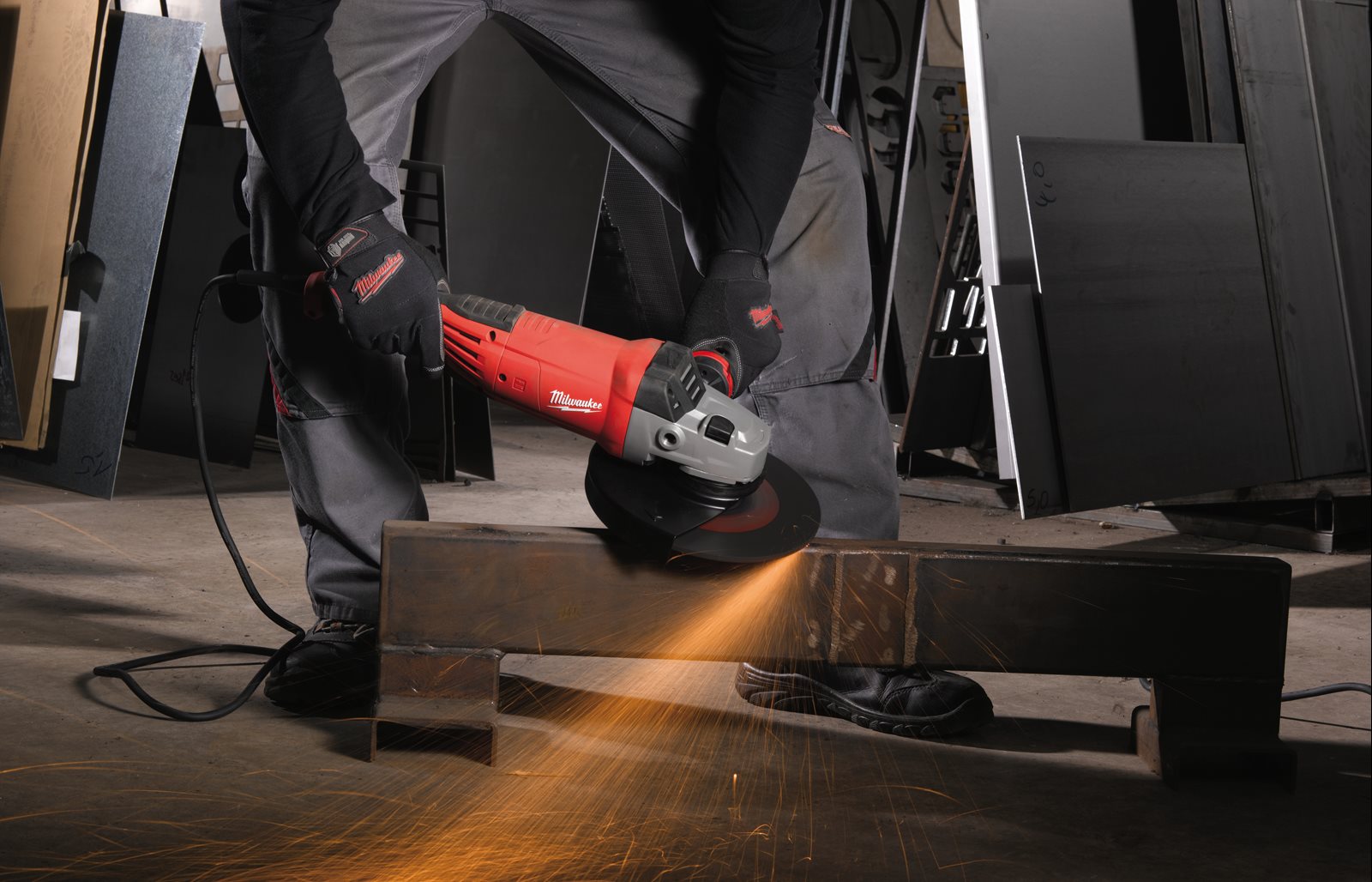 Polizor unghiular 230 mm 2400 W cu mâner anti-vibrații și ambreiaj de siguranță Milwaukee AGVK 24-230 EK 4933451413 - in utilizare 1