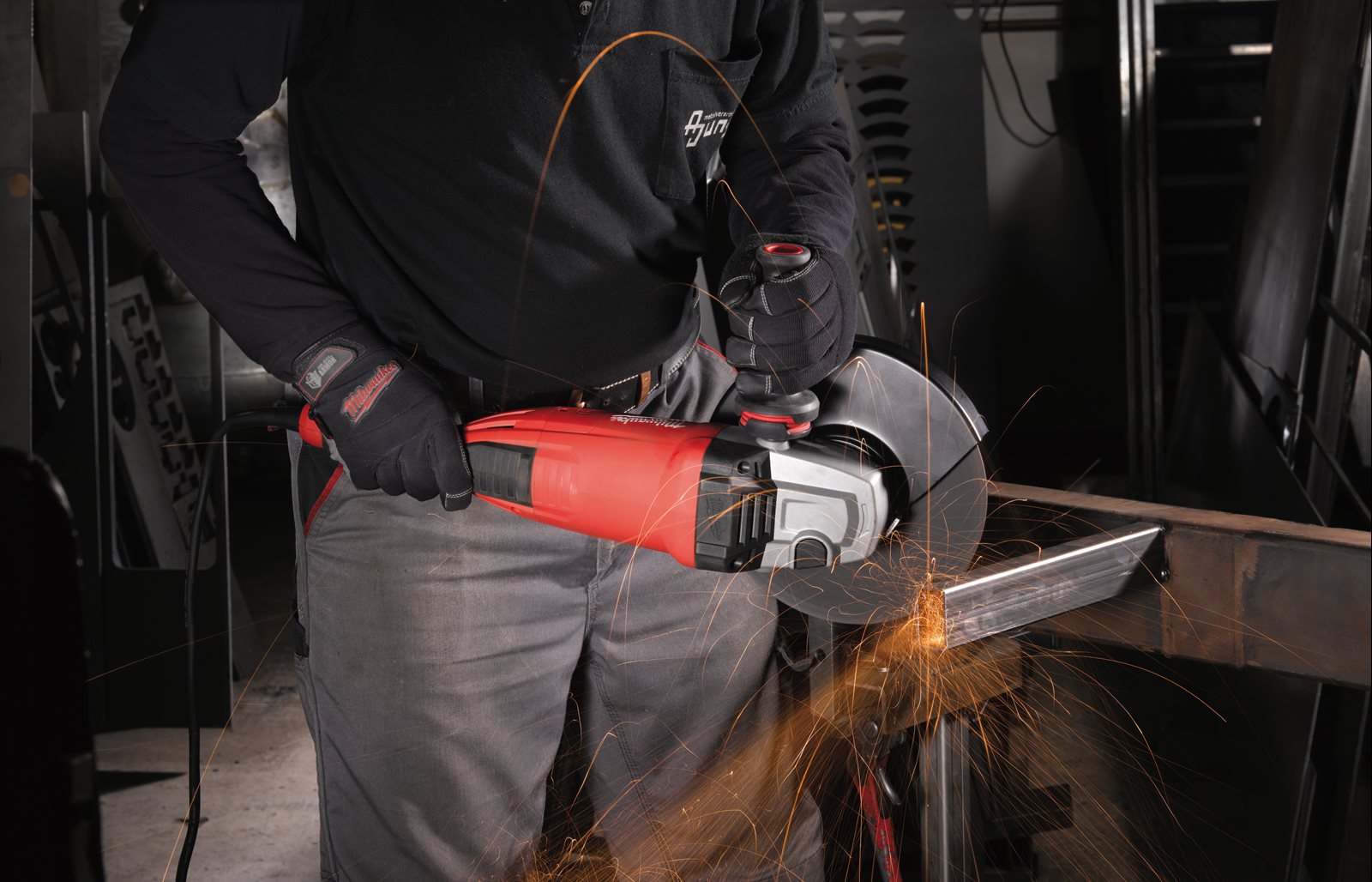 Polizor unghiular 230 mm 2400 W cu mâner anti-vibrații și ambreiaj de siguranță Milwaukee AGVK 24-230 EK 4933451413 - in utilizare 2