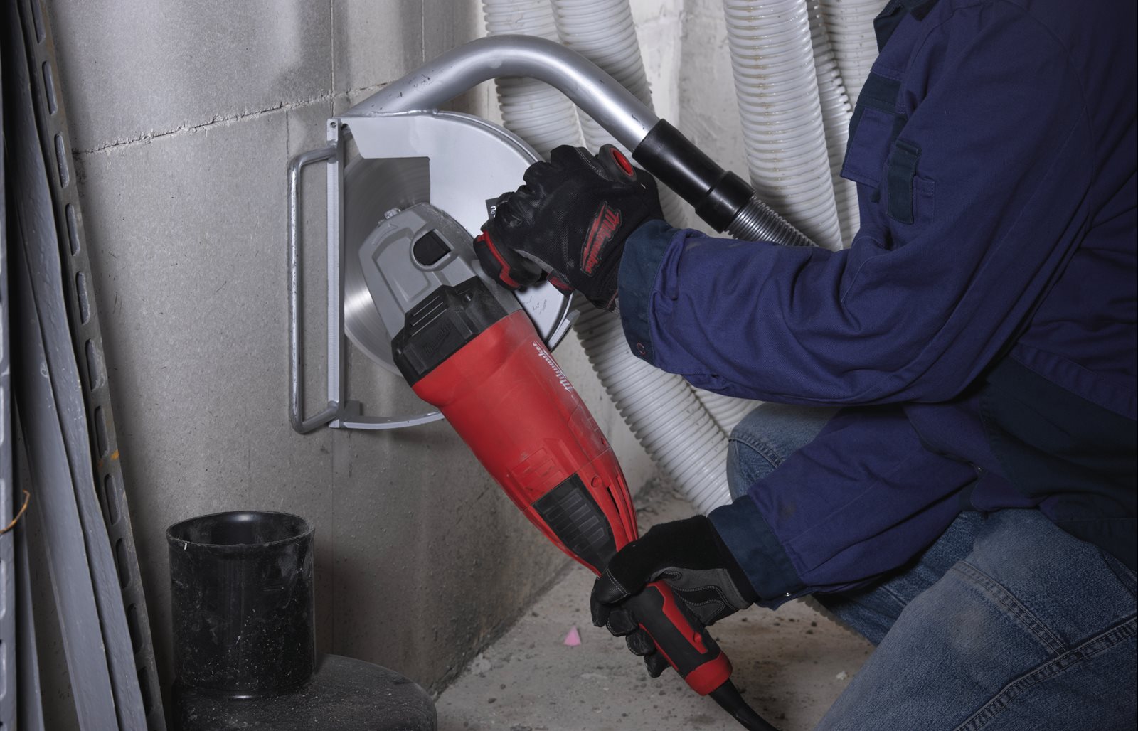 Polizor unghiular 230 mm 2400 W cu mâner anti-vibrații și ambreiaj de siguranță Milwaukee AGVK 24-230 EK 4933451413 - in utilizare 3