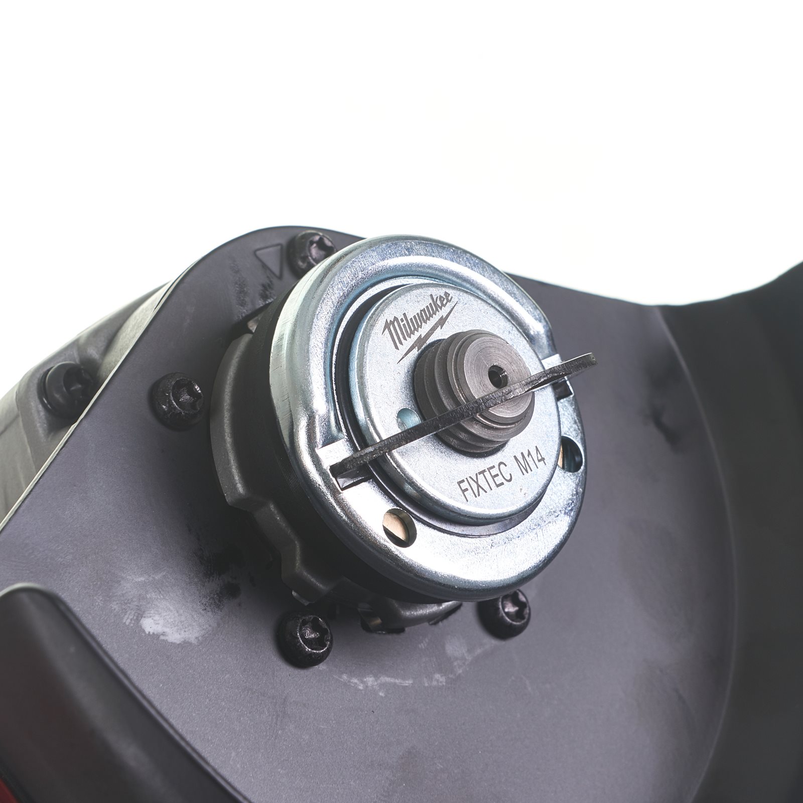 Polizor unghiular de 1250 W cu frânare rapidă și mâner anti-vibrații Milwaukee AGV 13-125 XSPDEB 4933464998 - detaliu 4