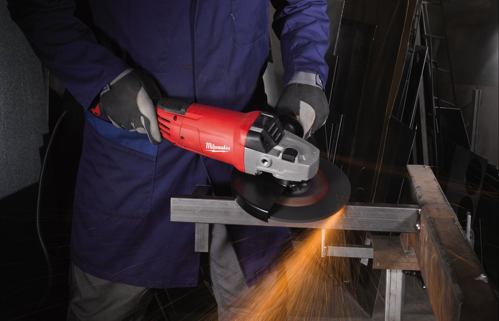 Polizor unghiular 180 mm/230 mm 2200 W Milwaukee AG 22-180 DMS - in utilizare 2