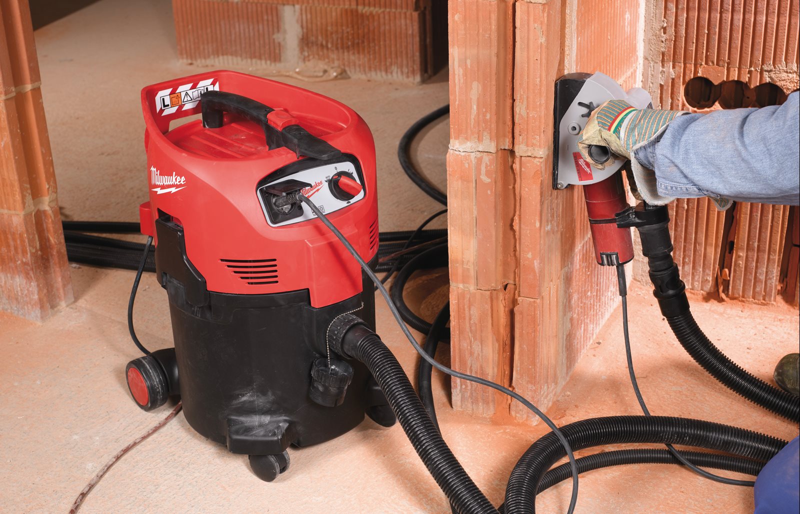 Extractor praf 30 l, clasa L - curățare ușoară a filtrelor Milwaukee AS 300 ELCP - in utilizare 1