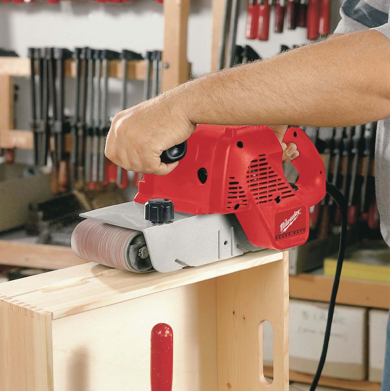 Șlefuitor cu bandă 4" (100 mm) Milwaukee BS 100 LE - in utilizare 1
