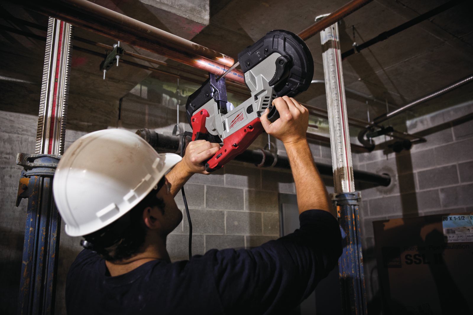Fierăstrău cu bandă pentru tăieri adânci Milwaukee BS 125 - in utilizare 1