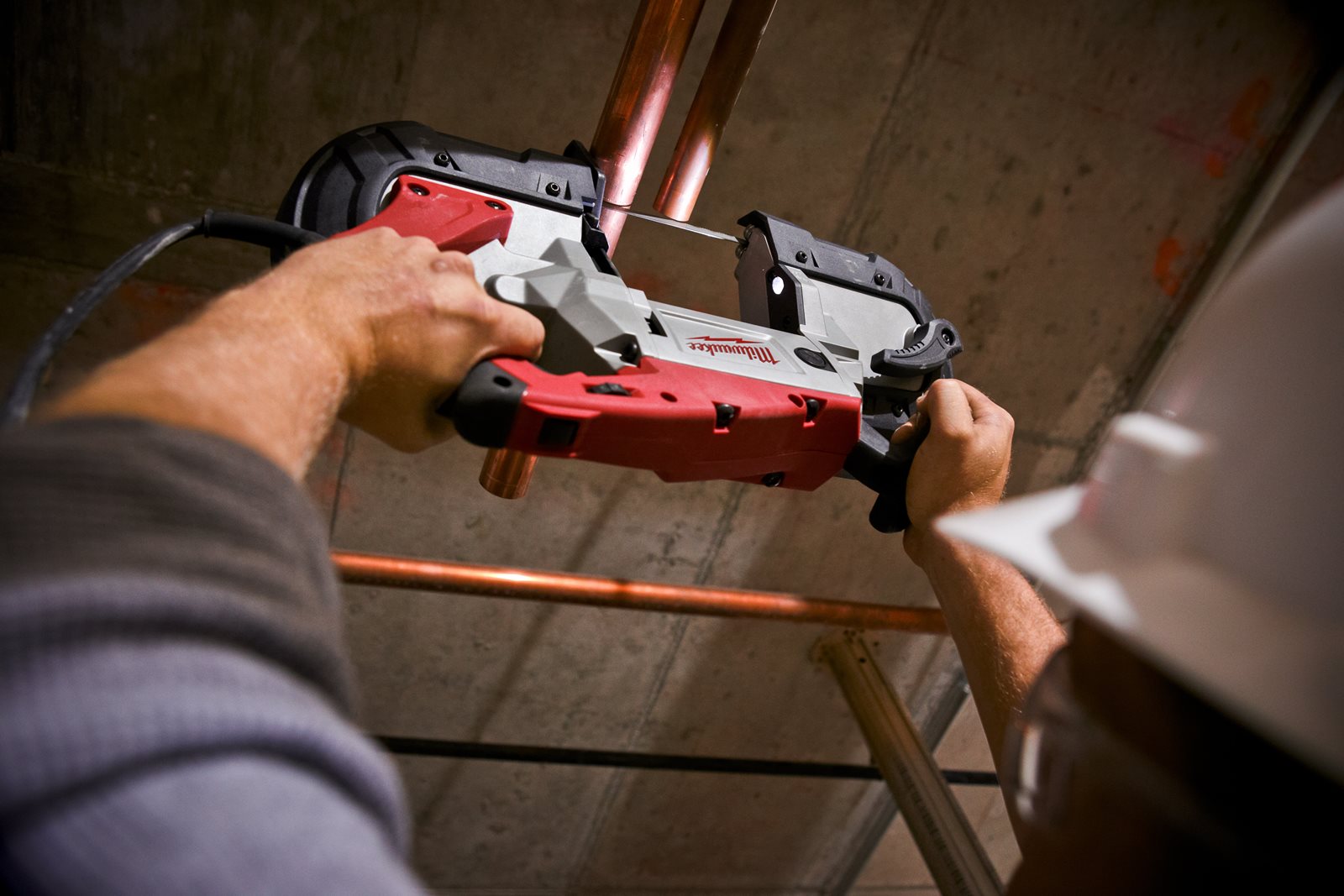 Fierăstrău cu bandă pentru tăieri adânci Milwaukee BS 125 - in utilizare 2