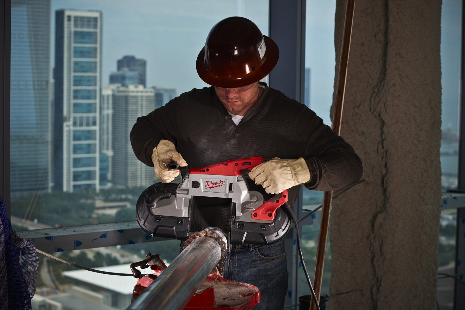 Fierăstrău cu bandă pentru tăieri adânci Milwaukee BS 125 - in utilizare 4