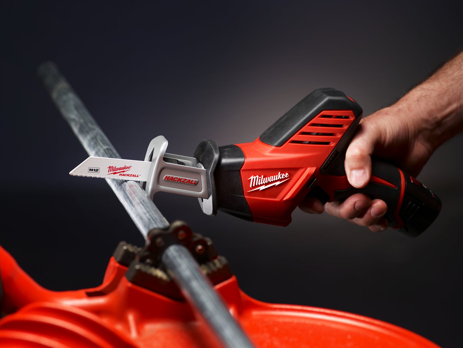 Fierăstrău sabie Hackzall M12 subcompact Milwaukee C12 HZ-0 - in utilizare 4