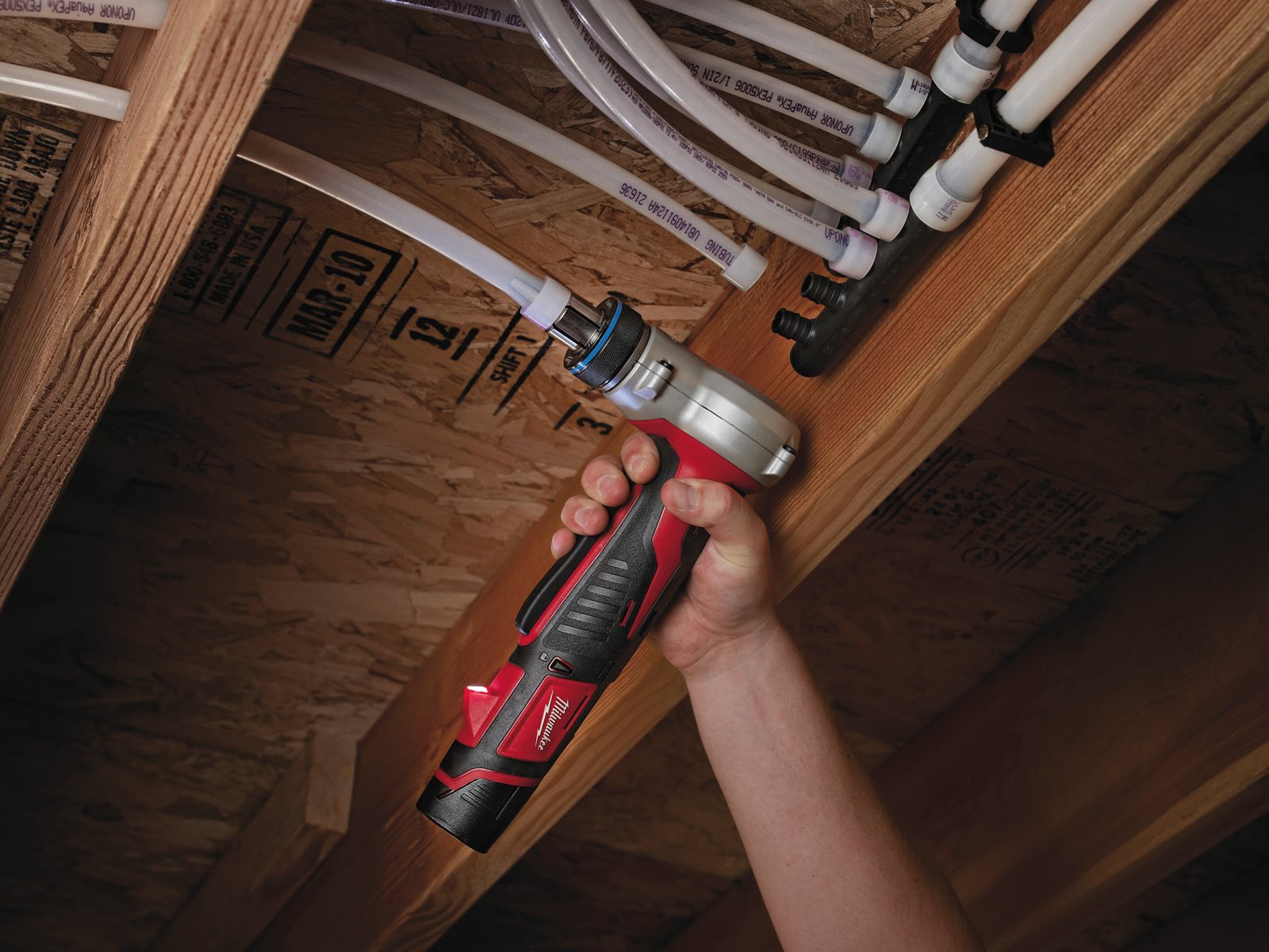 Dispozitiv pentru expandarea sistemelor Uponor Q&E M12 subcompact Milwaukee C12 PXP-I06202C 4933441715 - in utilizare 1