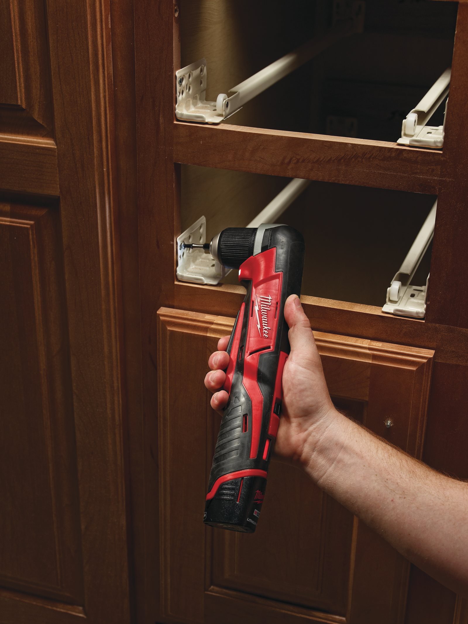 Mașină de găurit la unghi M12 subcompactă Milwaukee C12 RAD-0 - in utilizare 2
