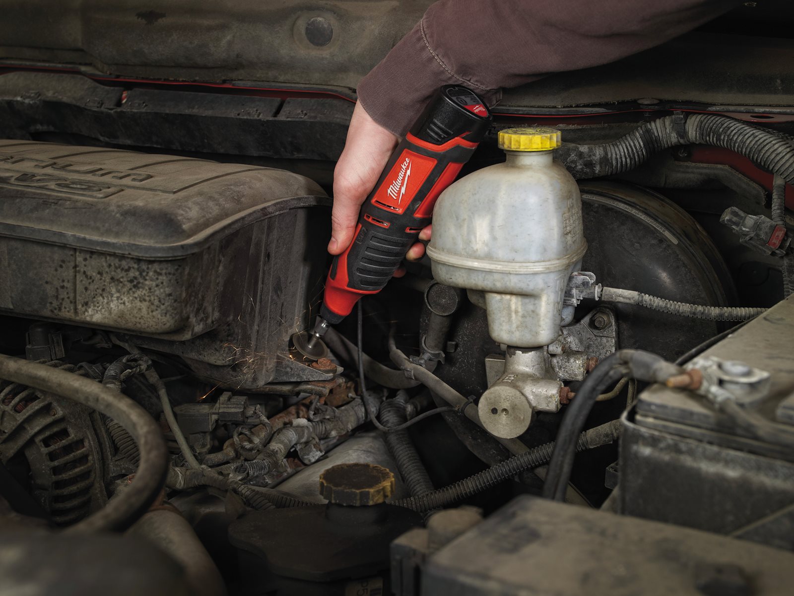 Unealtă rotativă M12 subcompactă Milwaukee C12 RT-0 - in utilizare 2