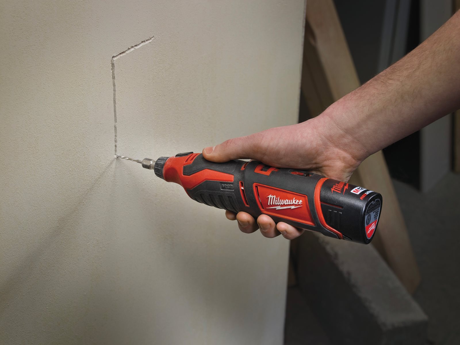 Unealtă rotativă M12 subcompactă Milwaukee C12 RT-0 - in utilizare 4
