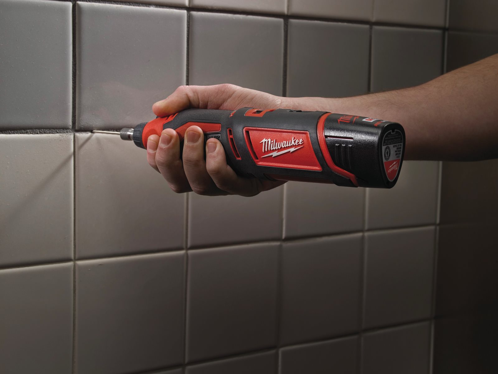 Unealtă rotativă M12 subcompactă Milwaukee C12 RT-0 - in utilizare 5
