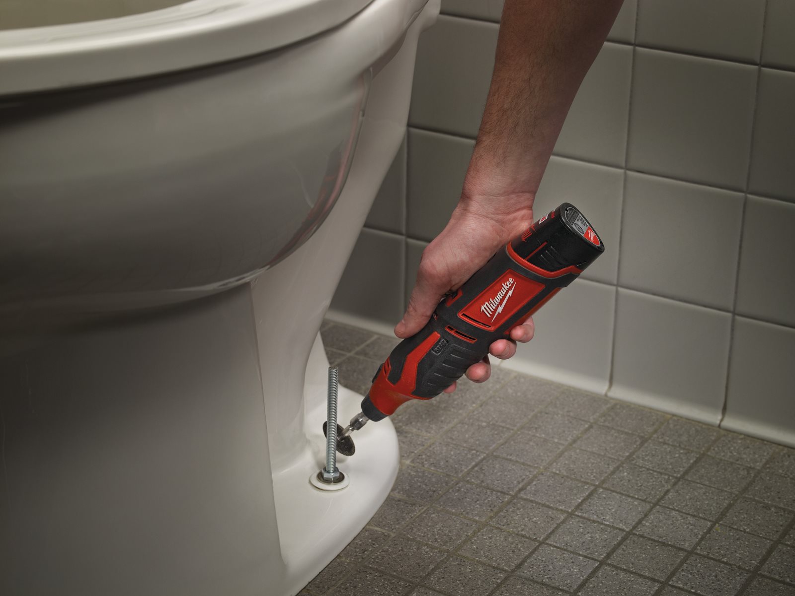 Unealtă rotativă M12 subcompactă Milwaukee C12 RT-0 - in utilizare 6