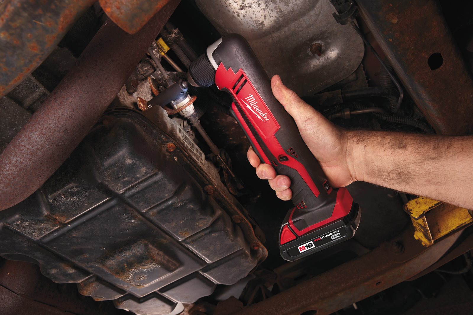 Mașină de găurit unghiulară compactă M18 Milwaukee C18 RAD-0 - in utilizare 1