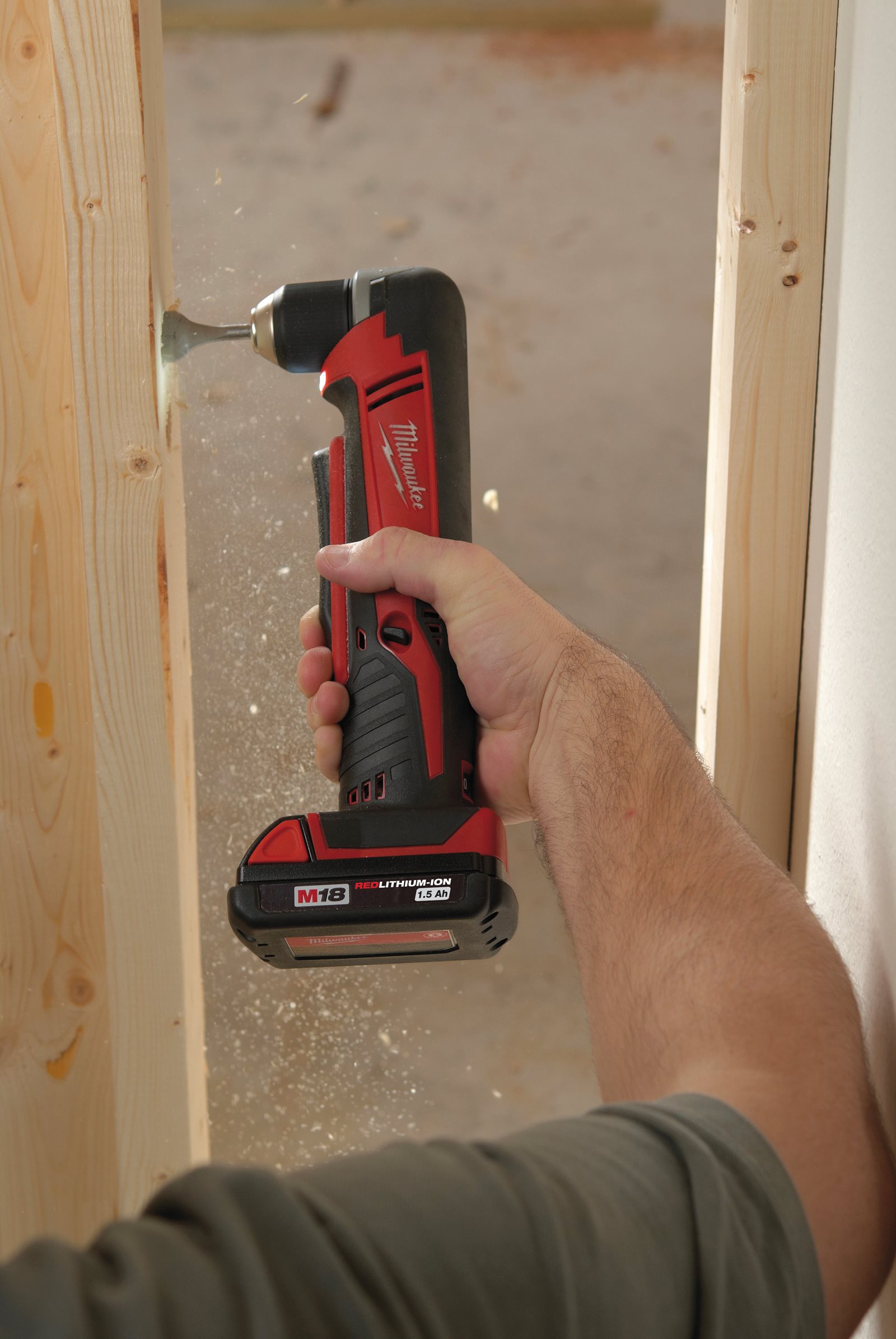 Mașină de găurit unghiulară compactă M18 Milwaukee C18 RAD-0 - in utilizare 4
