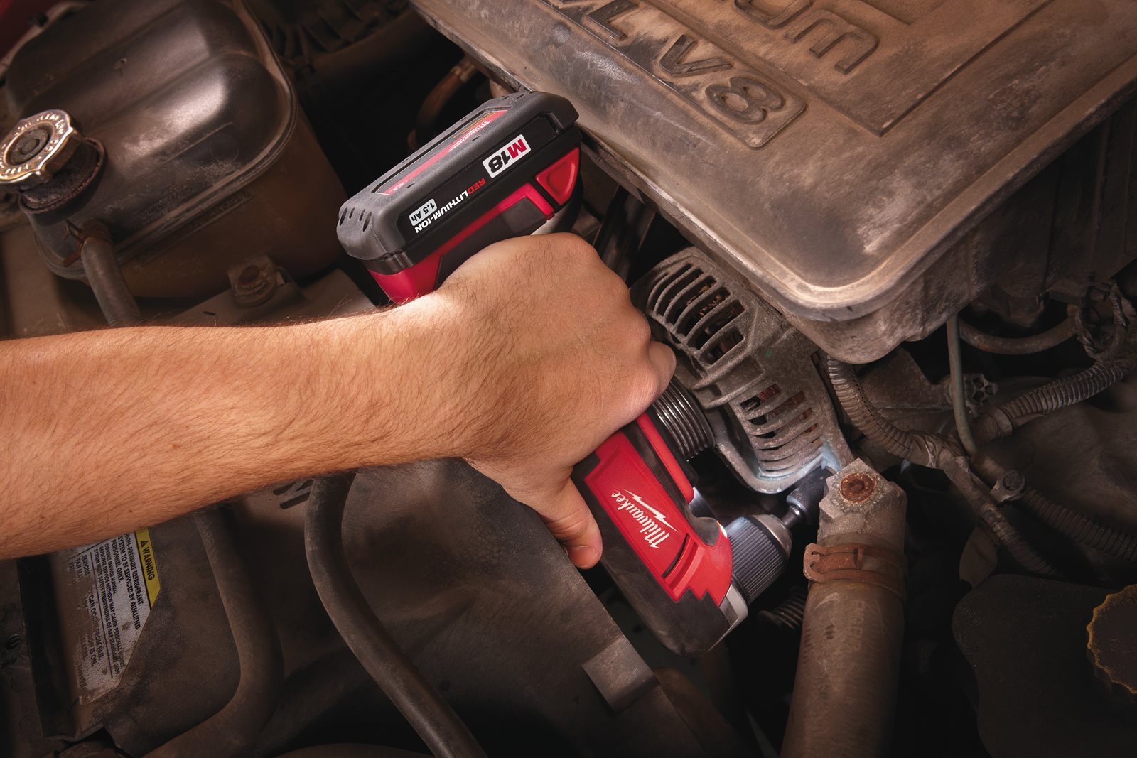 Mașină de găurit unghiulară compactă M18 Milwaukee C18 RAD-0 - in utilizare 3