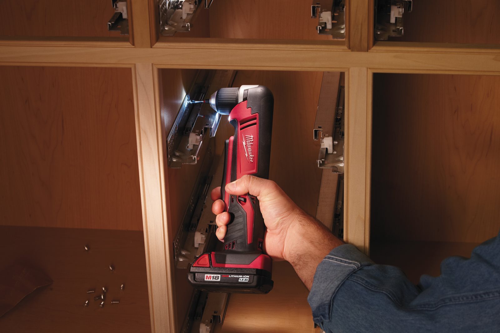 Mașină de găurit unghiulară compactă M18 Milwaukee C18 RAD-0 - in utilizare 2