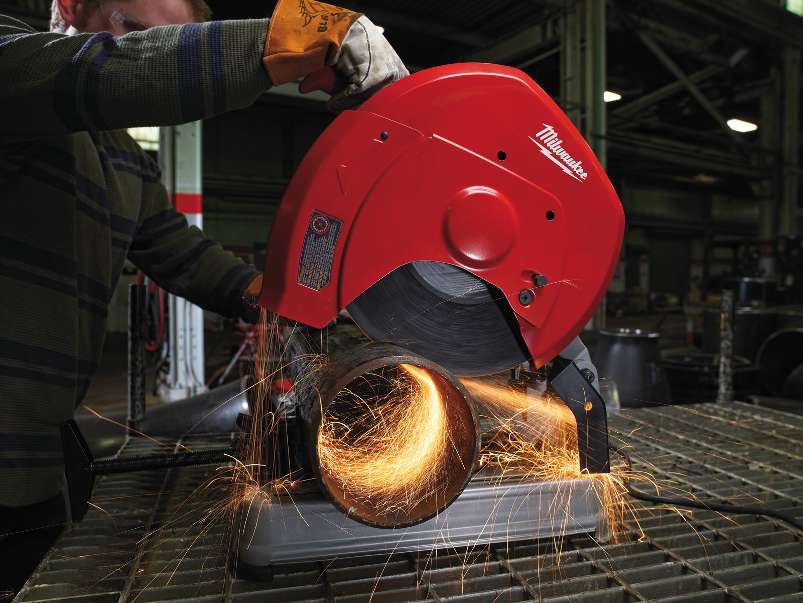Fierăstrău circular semistaționar pentru debitare metal 2300 W Milwaukee CHS 355 - in utilizare 3