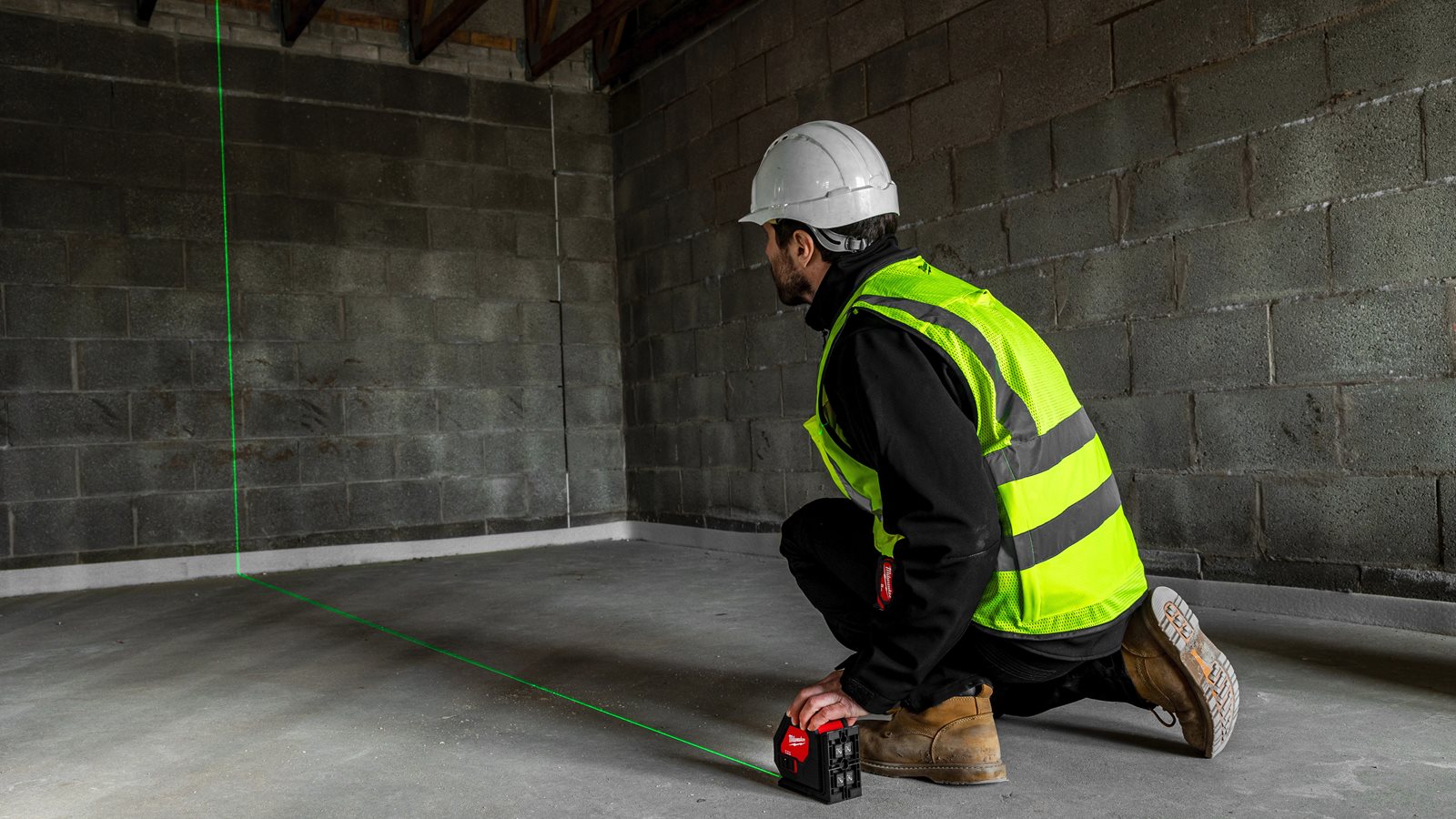 Nivelă laser cu 2 planuri cu fascicul verde, cu baterii alcaline Milwaukee CLL-C - in utilizare 1