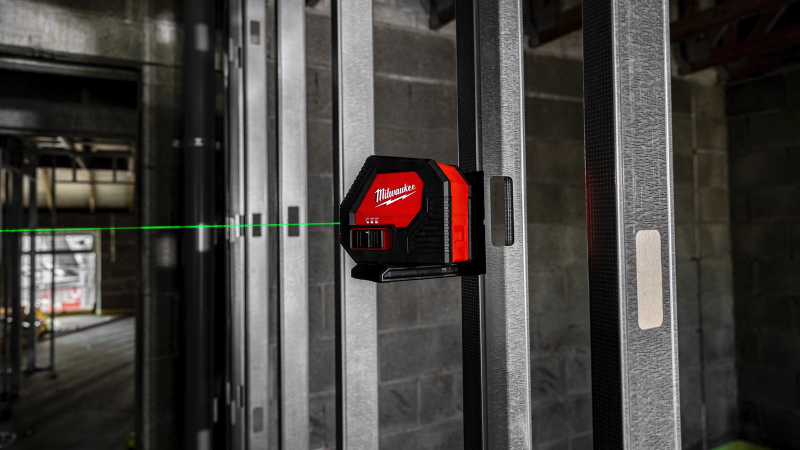 Nivelă laser cu 2 planuri cu fascicul verde, cu baterii alcaline Milwaukee CLL-C - in utilizare 2