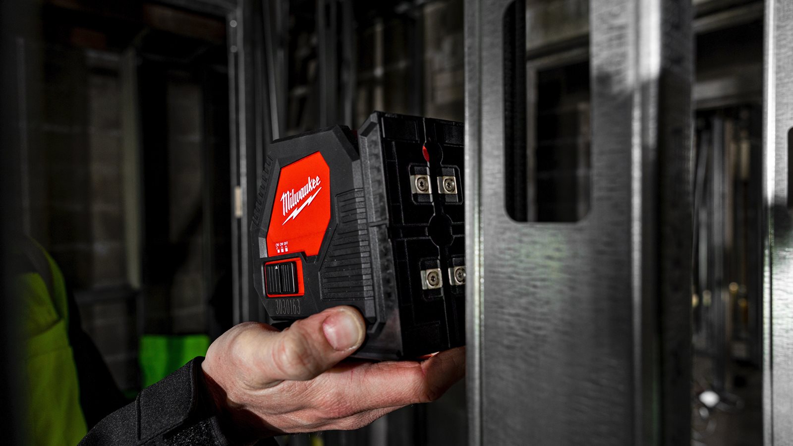 Nivelă laser cu 2 planuri cu fascicul verde, cu baterii alcaline Milwaukee CLL-C - in utilizare 3