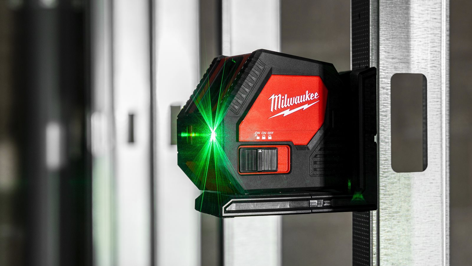Nivelă laser cu 2 planuri cu fascicul verde, cu baterii alcaline Milwaukee CLL-C - in utilizare 4