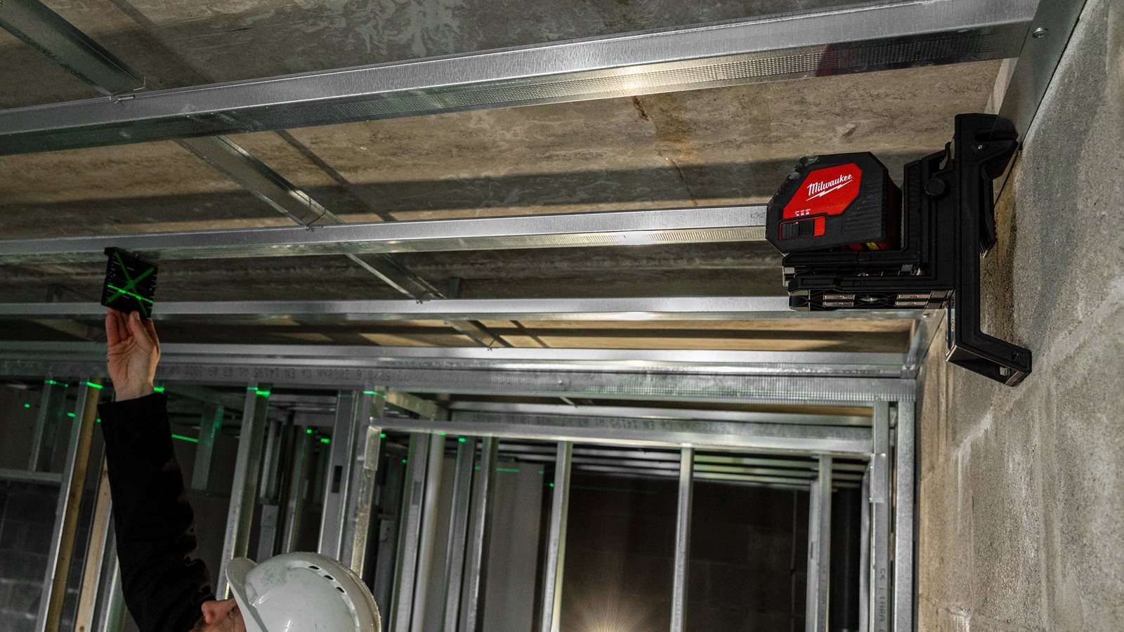 Nivelă laser cu 2 planuri cu fascicul verde, cu baterii alcaline Milwaukee CLL-C - in utilizare 5
