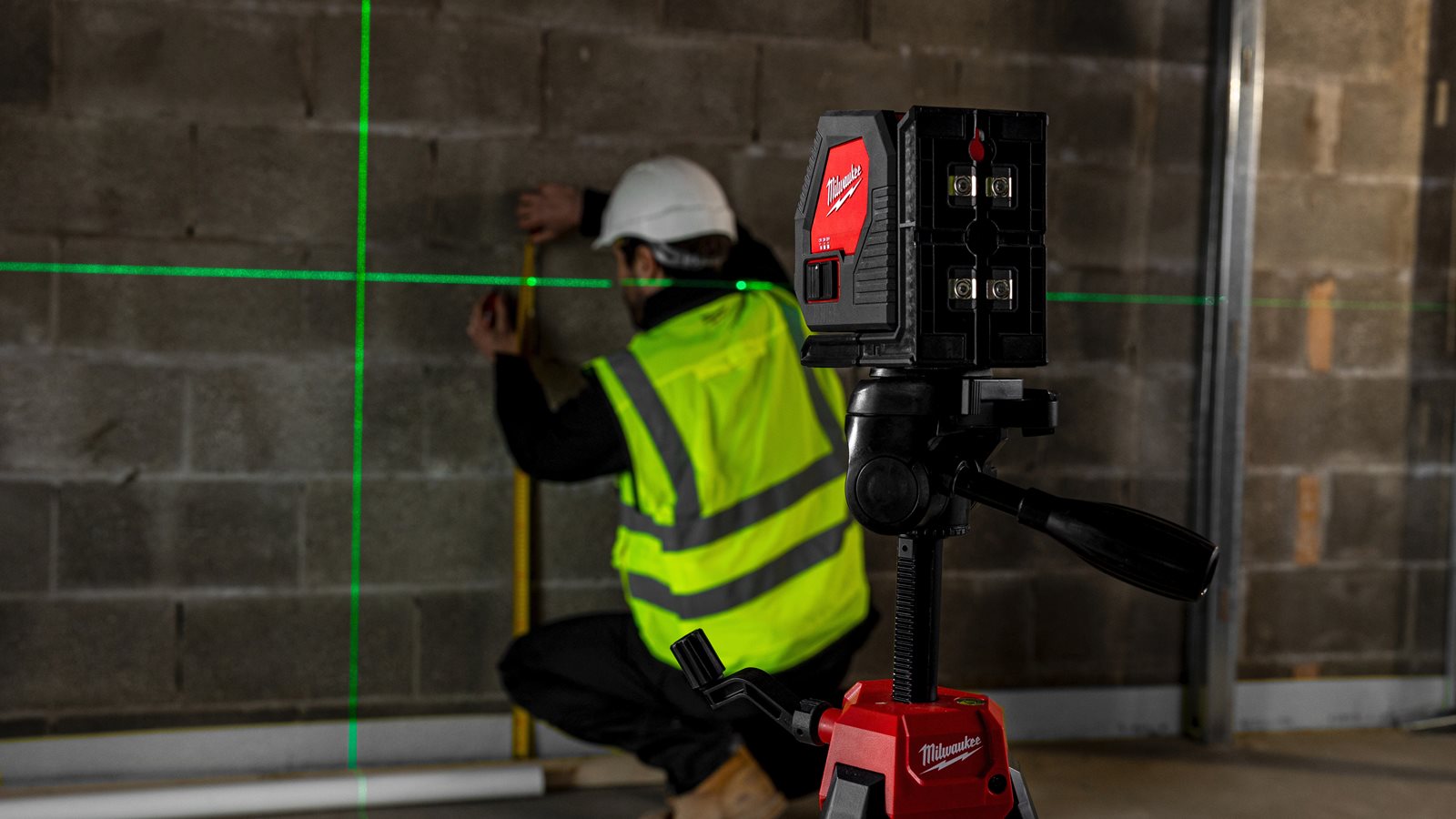 Nivelă laser cu 2 planuri cu fascicul verde, cu baterii alcaline Milwaukee CLL-C - in utilizare 6