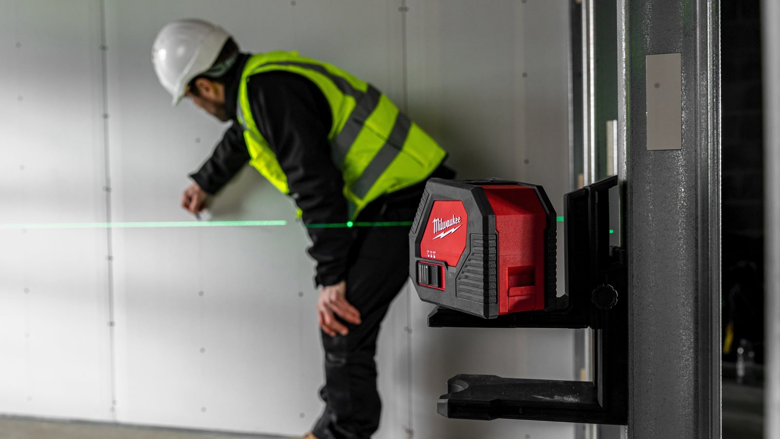 Nivelă laser cu 2 planuri cu fascicul verde, cu baterii alcaline Milwaukee CLL-C - in utilizare 7