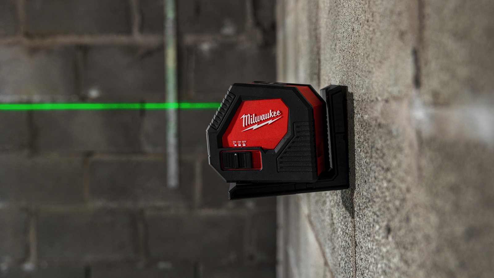 Nivelă laser cu 2 planuri cu fascicul verde, cu baterii alcaline Milwaukee CLL-C - in utilizare 8