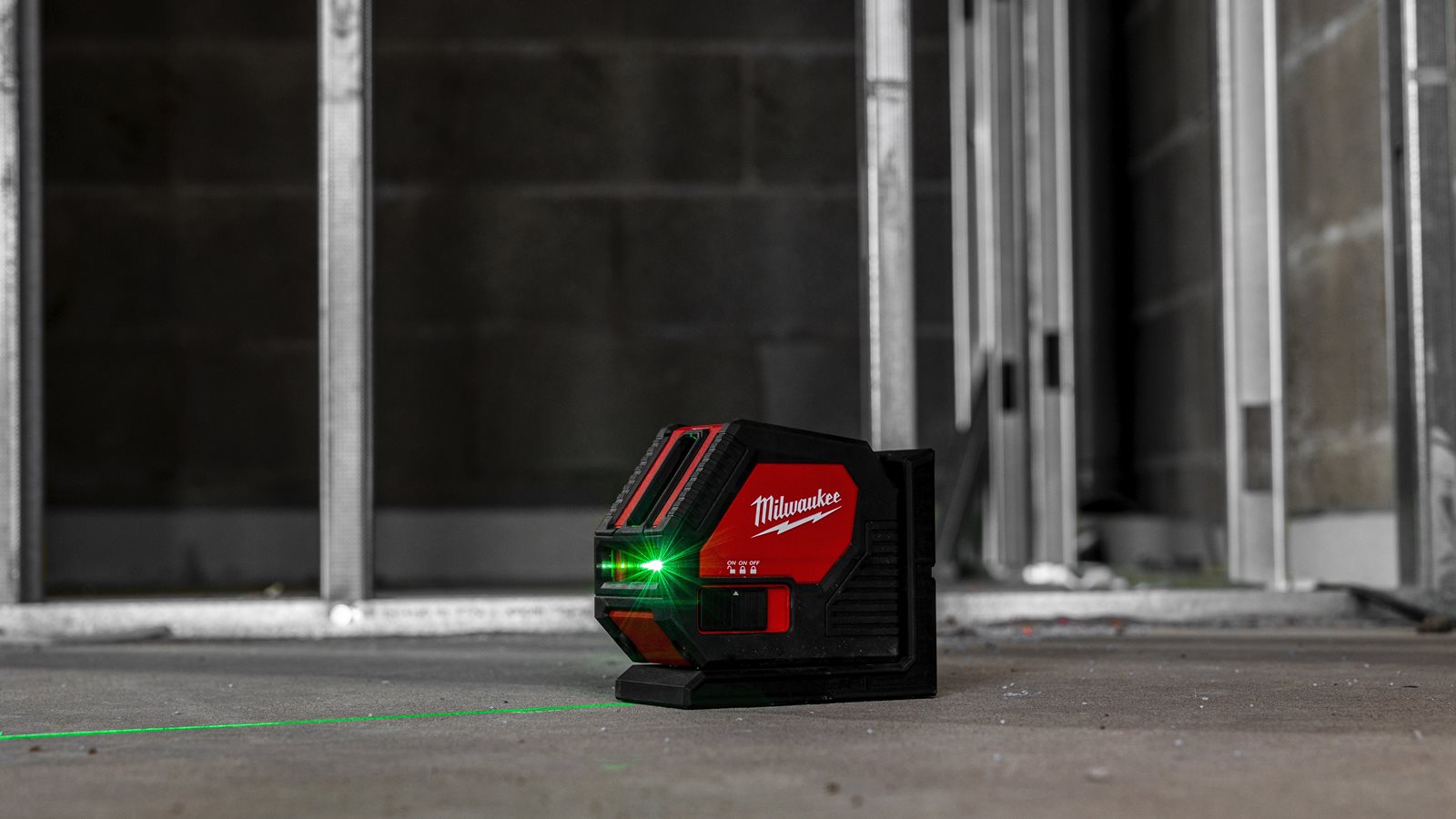 Nivelă laser cu 2 planuri cu fascicul verde, cu baterii alcaline Milwaukee CLL-C - in utilizare 9
